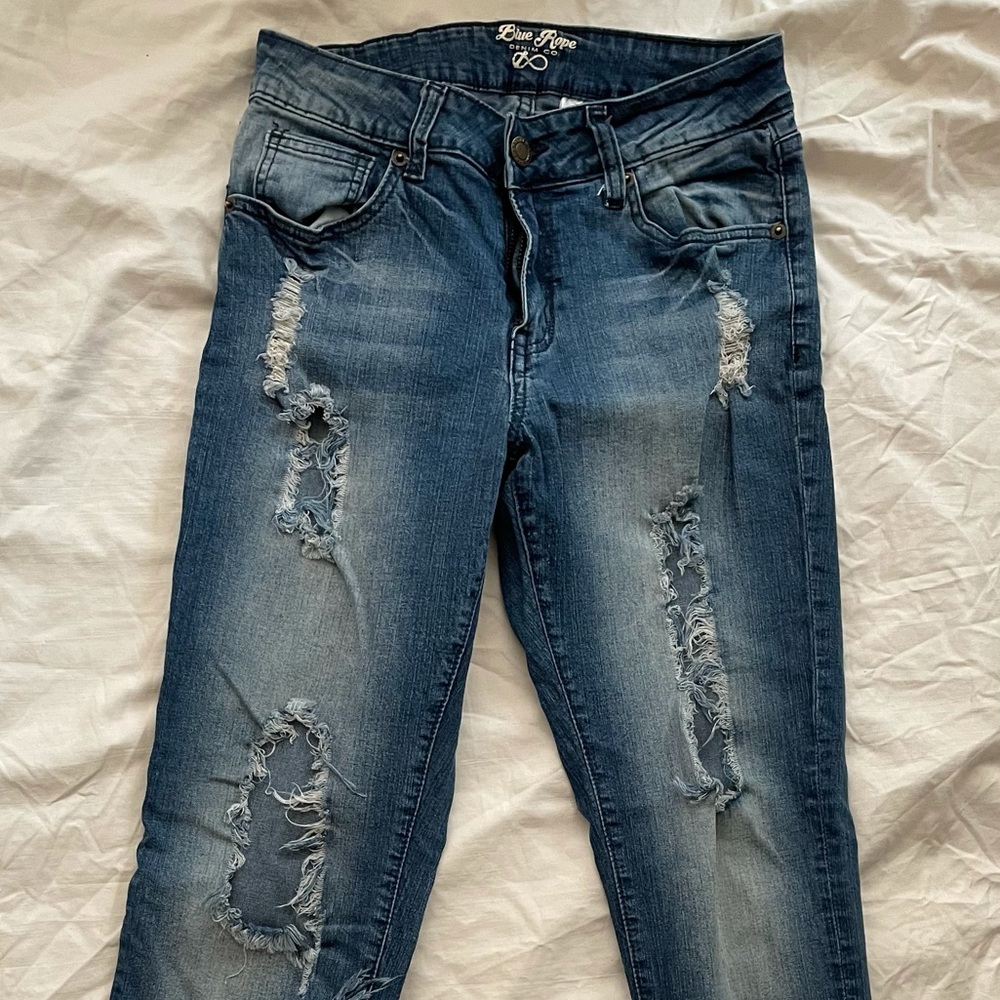 Low-waist ripped jeans